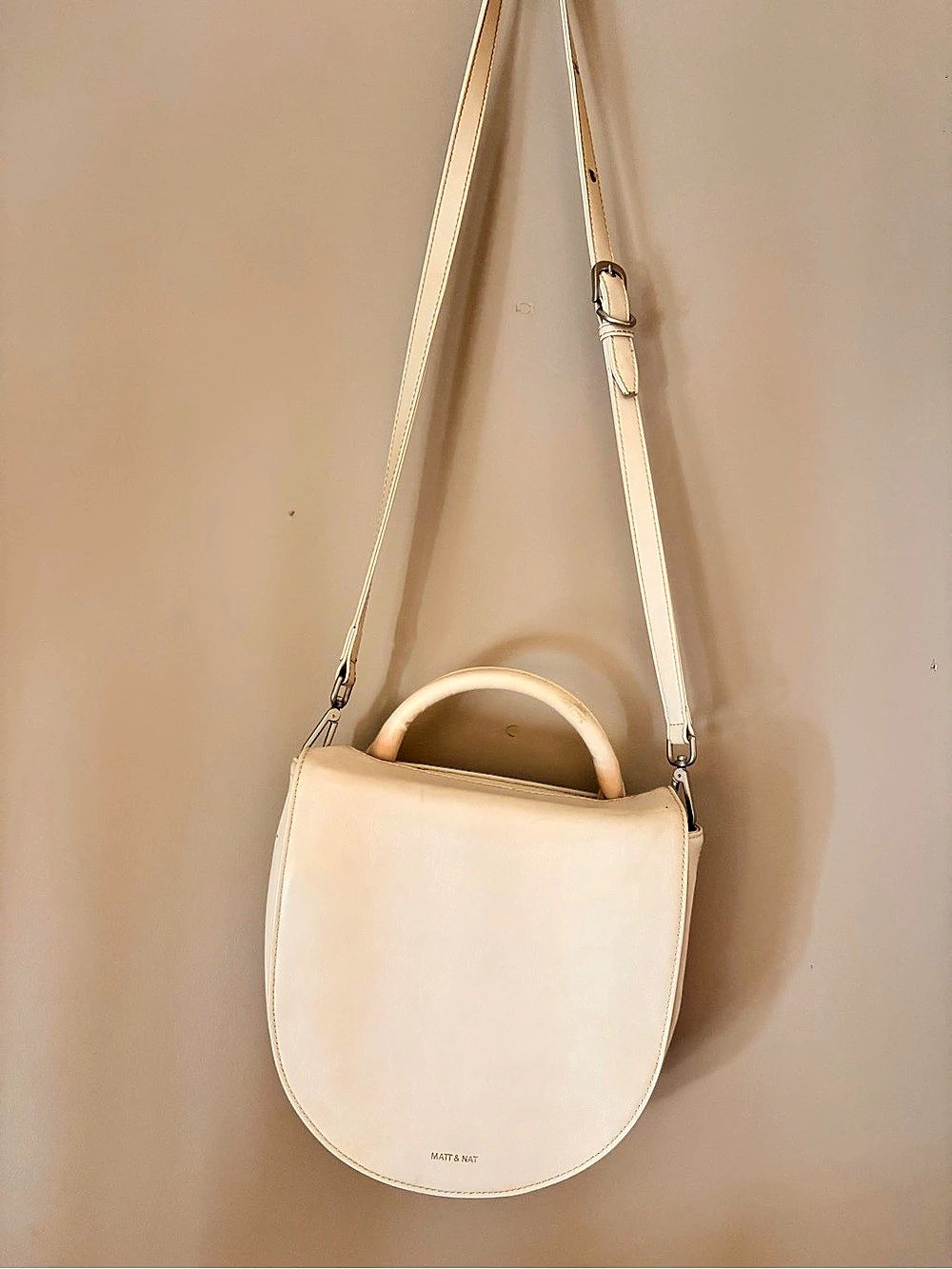 Matt & Nat Kate Mini-Round Crossbody Bag in Cream